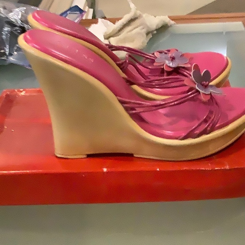 Adorable Guess sandals - Picture 3 of 5